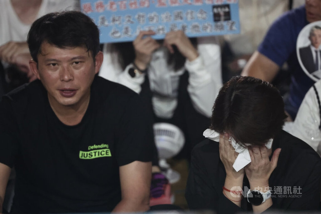 檢廉偵辦京華城案，聲押禁見前台北市長柯文哲、前台北市副市長彭振聲，台北地院1日晚間8時召開羈押庭。民眾黨立法院黨團總召黃國昌（左）面色凝重，與黨籍立委黃珊珊（右）等人持續在北檢外靜坐。 圖：中央社提供