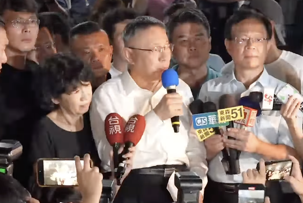 民眾黨主席柯文哲涉京華城弊案，2日凌晨被無保請回。 圖：翻攝民眾之聲YouTube直播