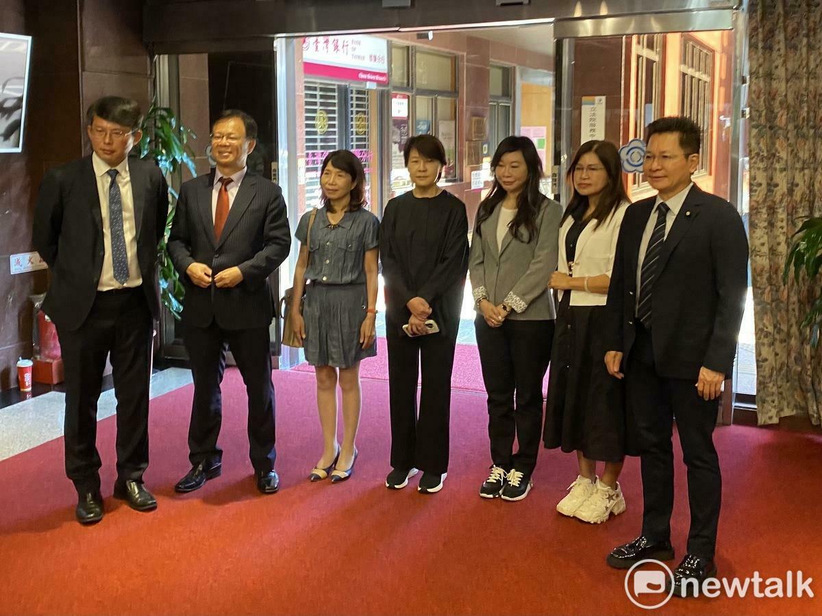 民眾黨7位立委今天赴立法院報到，其中黨籍立委林國成因出國，今天並未現身。 圖：周煊惠 / 攝