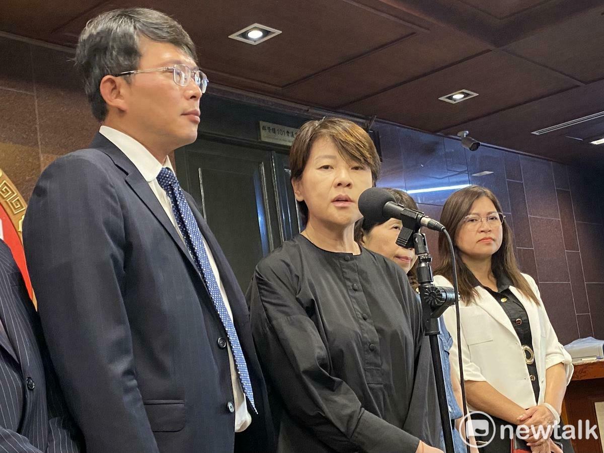 民眾黨立委黃珊珊（右）、黨團總召黃國昌（左）。 圖：周煊惠 / 攝