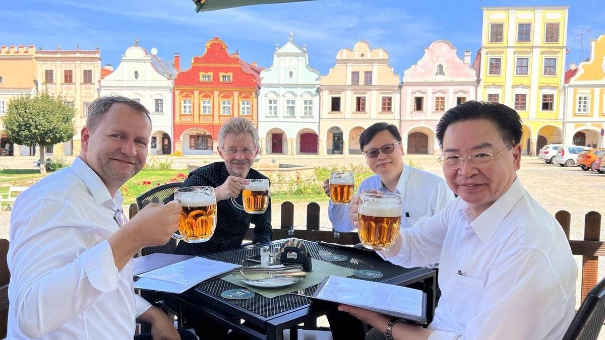 國安會秘書長吳釗燮、捷克參議院議長韋德齊、特爾齊市長博尼克、外交部歐洲司司長黃鈞耀合影。 圖：國安會提供