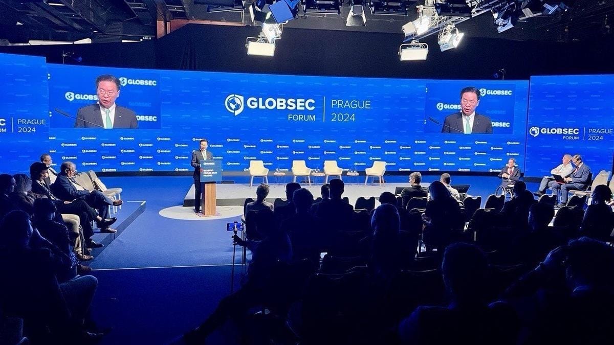 國安會秘書長吳釗燮於2024「全球安全論壇」（GLOBSEC）發表演說。 圖：國安會提供