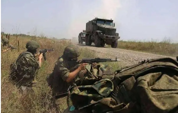 烏俄兩軍在頓涅茨克激戰，步兵在交通要道上保持警戒。 圖 : 翻攝自鳳凰張霆鋒