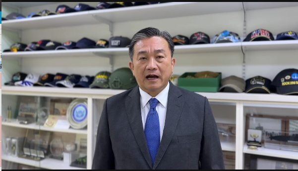 陳昭姿稱有傳簡訊給賴清德總統，王定宇反嗆，若是老朋友，應該知道總統的手機，因為國安因素早就停用了。 圖：截自王定宇提供影片