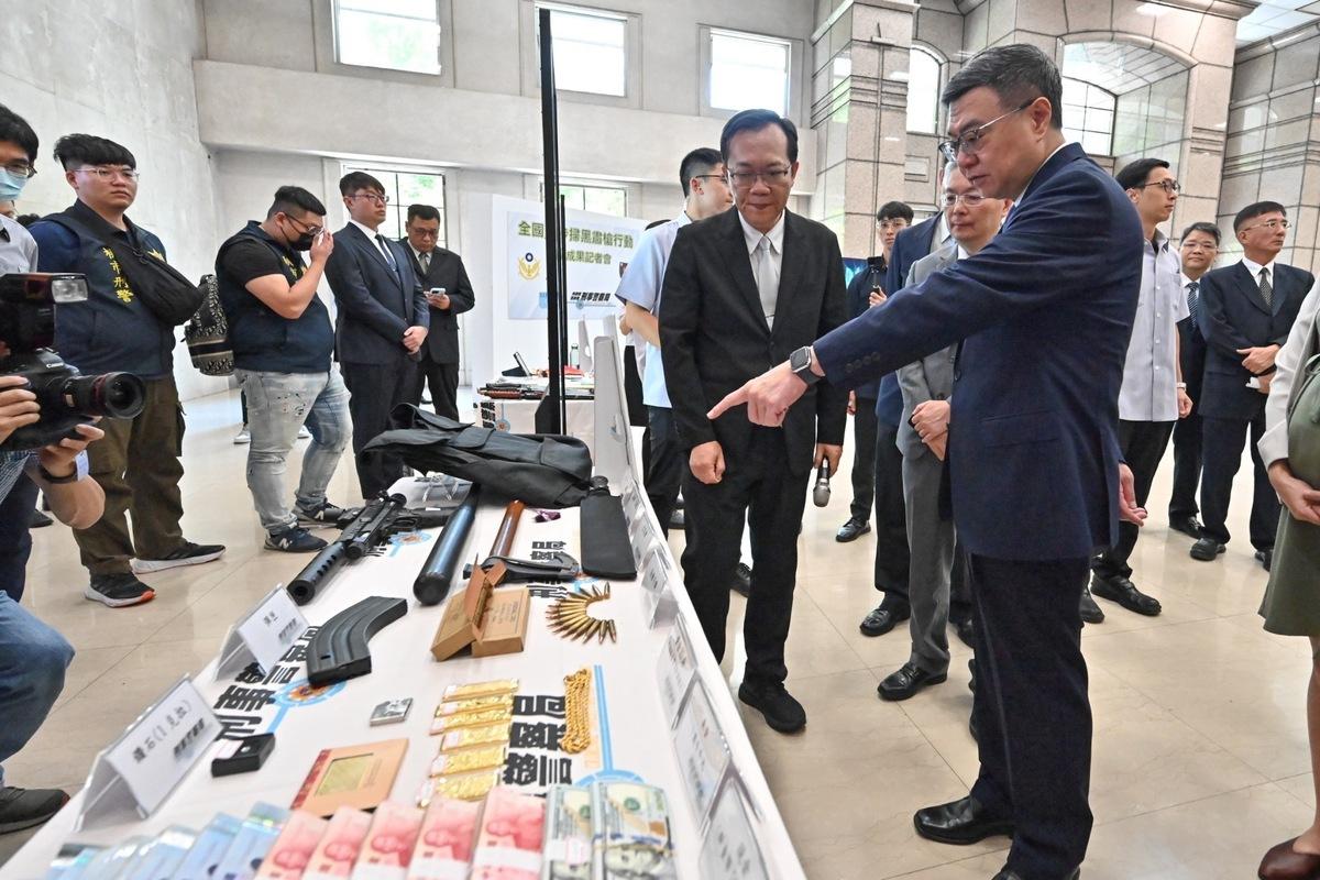 卓榮泰說，看見各種犯罪手法日新月異越來越多樣化，透過科技犯罪，也透過改造槍枝去做暴力威脅的主要力量。其槍枝改造規模之大，竟然還有一個專設的堂。 圖：行政院提供