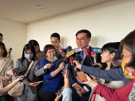環境部部長彭啟明今(2)日出席演講時強調，碳費制度剛施行，所有國家都一樣，一開始對企業收費比較低，過渡期間慢慢調整收費往上拉高。 圖：翻攝自彭啓明臉書