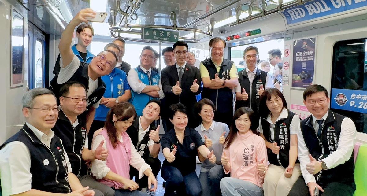 台中市長盧秀燕今日於捷運北屯總站首度開箱紅牛賽車彩繪列車。 圖：台中市政府/提供
