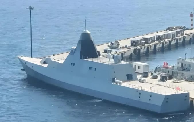 中國這艘曾經被認為是「隱形輕型護衛艦平台」，也就是官方所說的「技術試驗平台艦」上，有很多系統都是假的。 圖 : 翻攝自矚望雲霄