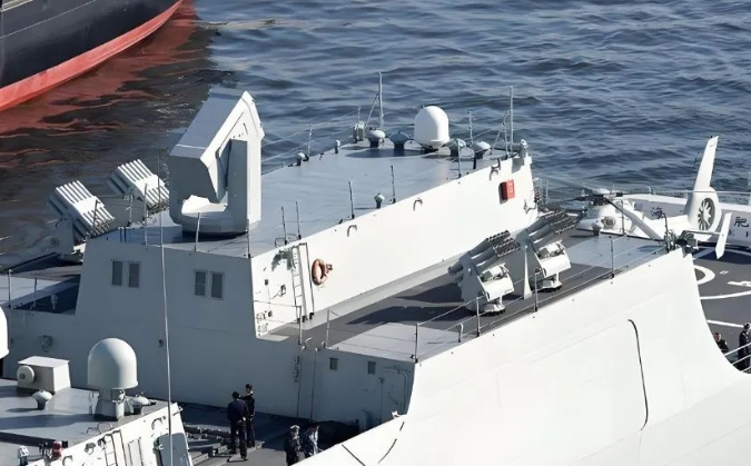 中國的「技術試驗平台艦」上層建築或甲板上缺乏明顯的天線和雷達反射裝置，這可能是為了減少雷達截面。 圖 : 翻攝自矚望雲霄