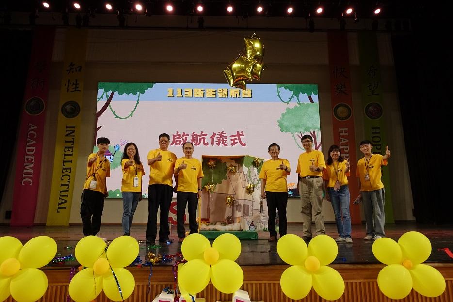 新生領航營啟航儀式、校長王昭雄(右四)率全校主要幹部出席。 圖：樹德科大提供