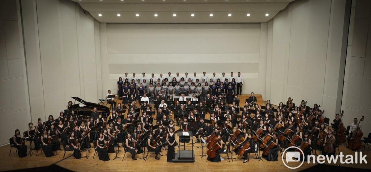 台南市民交響樂團在台南市文化中心演藝廳盛大舉辦「火焰之舞」音樂會，這次演出未演先轟動，門票早就索取一空，現場座位從一樓到三樓皆是滿座，盛況空前。 圖：黃博郎／攝