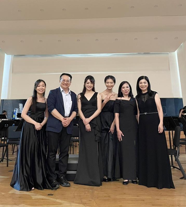 創團22年的台南市民交響樂團上週六在台南市文化中心演藝廳盛大舉辦「火焰之舞」音樂會，這個由各行各業愛樂者組成的樂團，在指揮陳依萱博士的帶領指導下，去年勇奪台南市傑出演藝團隊，獲得各界的讚賞。 圖：黃博郎／攝
