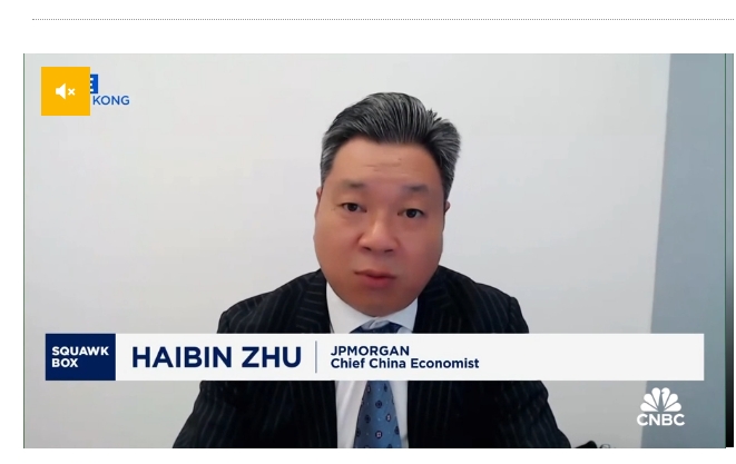《CNBC》報導，摩根大通（JPMorgan）經濟學家表示，中國當局一系列刺激和支援措施在支撐房產方面未令人滿意，陷入困境的中國房地產市場將繼續疲軟。 圖: 擷取自《CNBC》節目「Squawk Box Asia」影音畫面