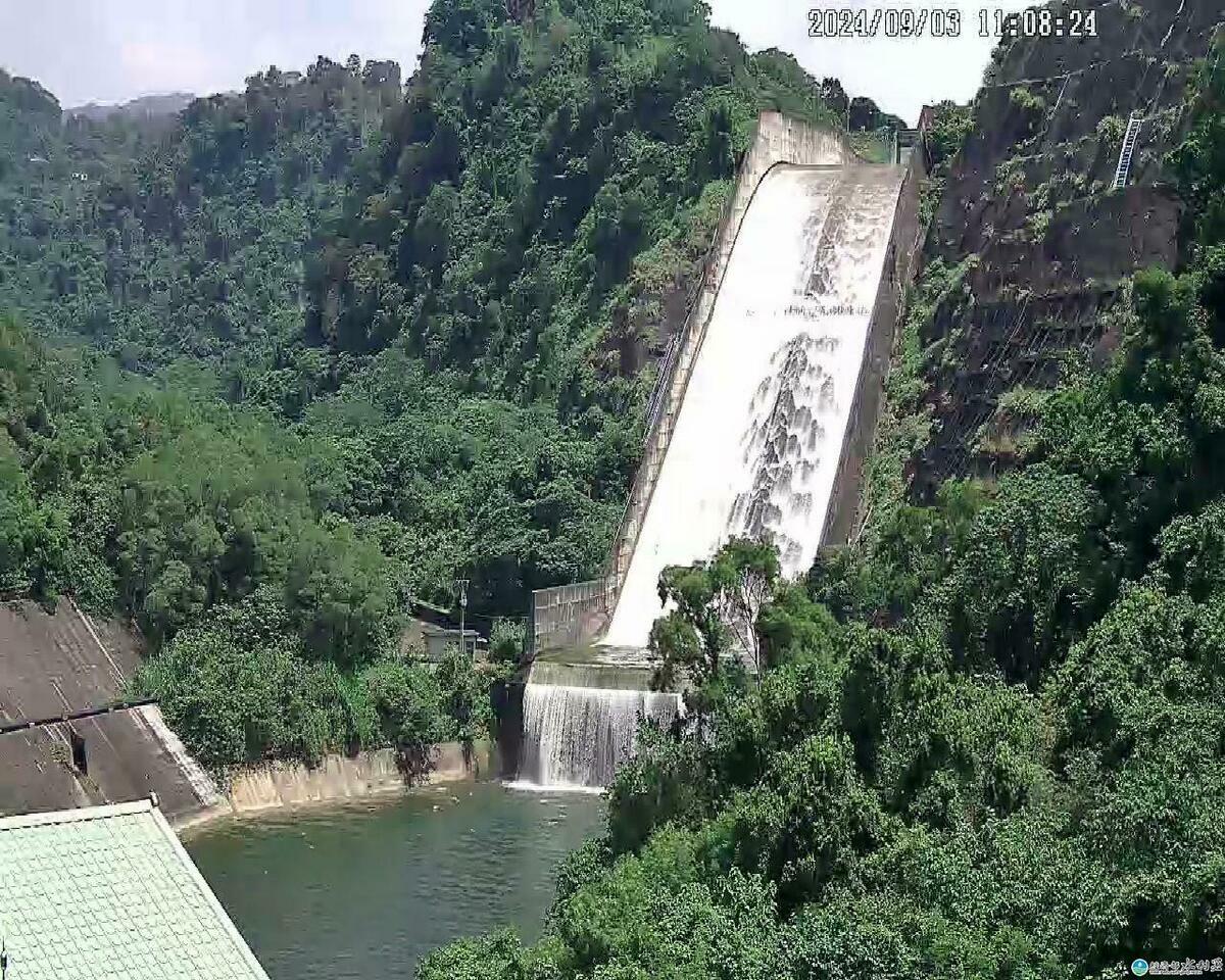 鯉魚潭水庫仍滿水位。 圖：翻攝自鯉魚潭水庫即時影像