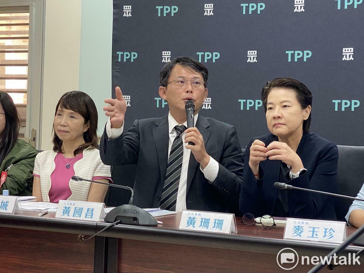 民眾黨團總召黃國昌（中）、立委黃珊珊（右）、陳昭姿（左）。 圖：周煊惠 / 攝