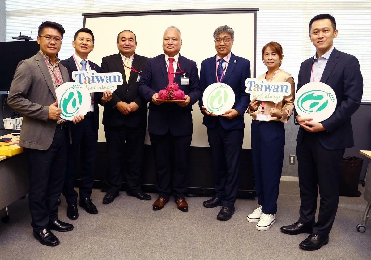 陳駿季部長(右3)率台灣業者拜會Ministop超商藤本明裕社長(右4)，行銷推廣台灣農漁畜產品 圖：農業部／提供