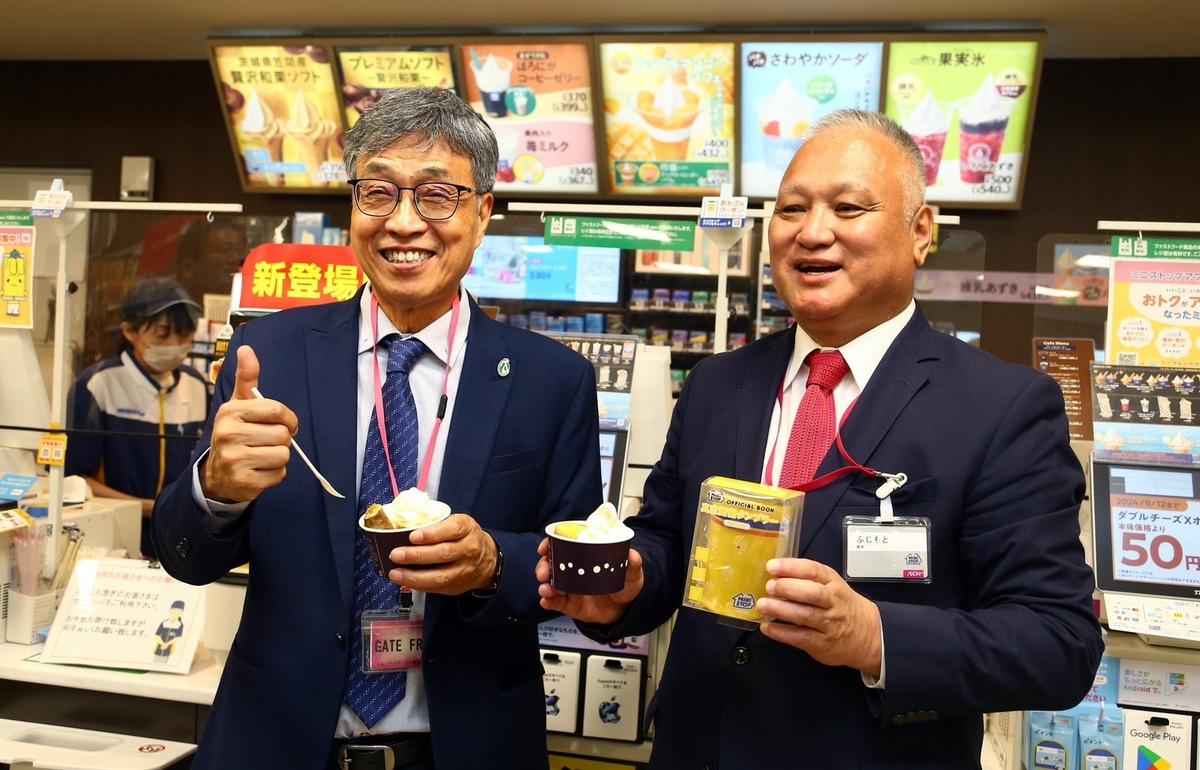 Ministop超商藤本明裕社長(右)向陳駿季部長(左)介紹利用臺灣「台農57號地瓜」製成的門市熱銷商品「地瓜冰淇淋」 圖：農業部／提供