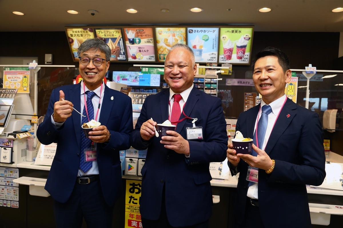 陳駿季部長(左)在日本全力推廣臺灣「台農57地瓜」相關產品 (Ministop超商藤本明裕社長(中)、台灣百笑公司吳侃佑總經理(右) 圖：農業部／提供