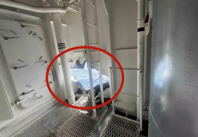 在南海仙賓礁的菲律賓 9701 號艦被中國海警船撞出大洞。 圖 : 翻攝自單手搓核彈