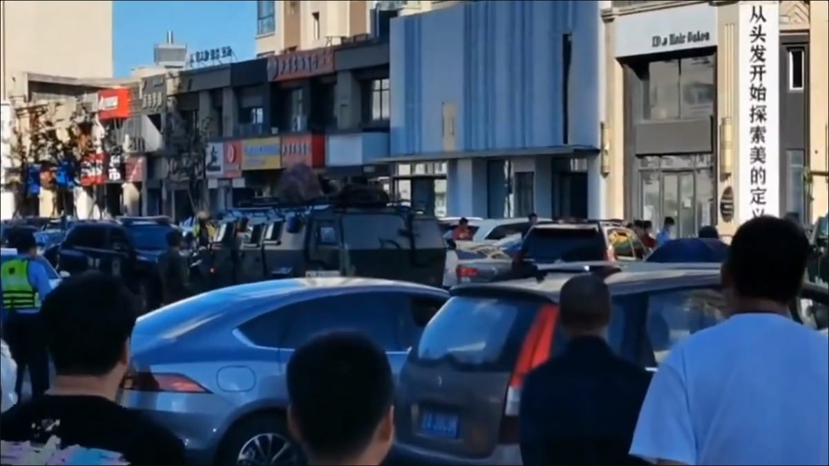 吉林省長春市驚傳殺警奪槍案，當地政府甚至派遣裝甲車前往現場。 圖：擷取自 @DXDWX999 X 分享影片