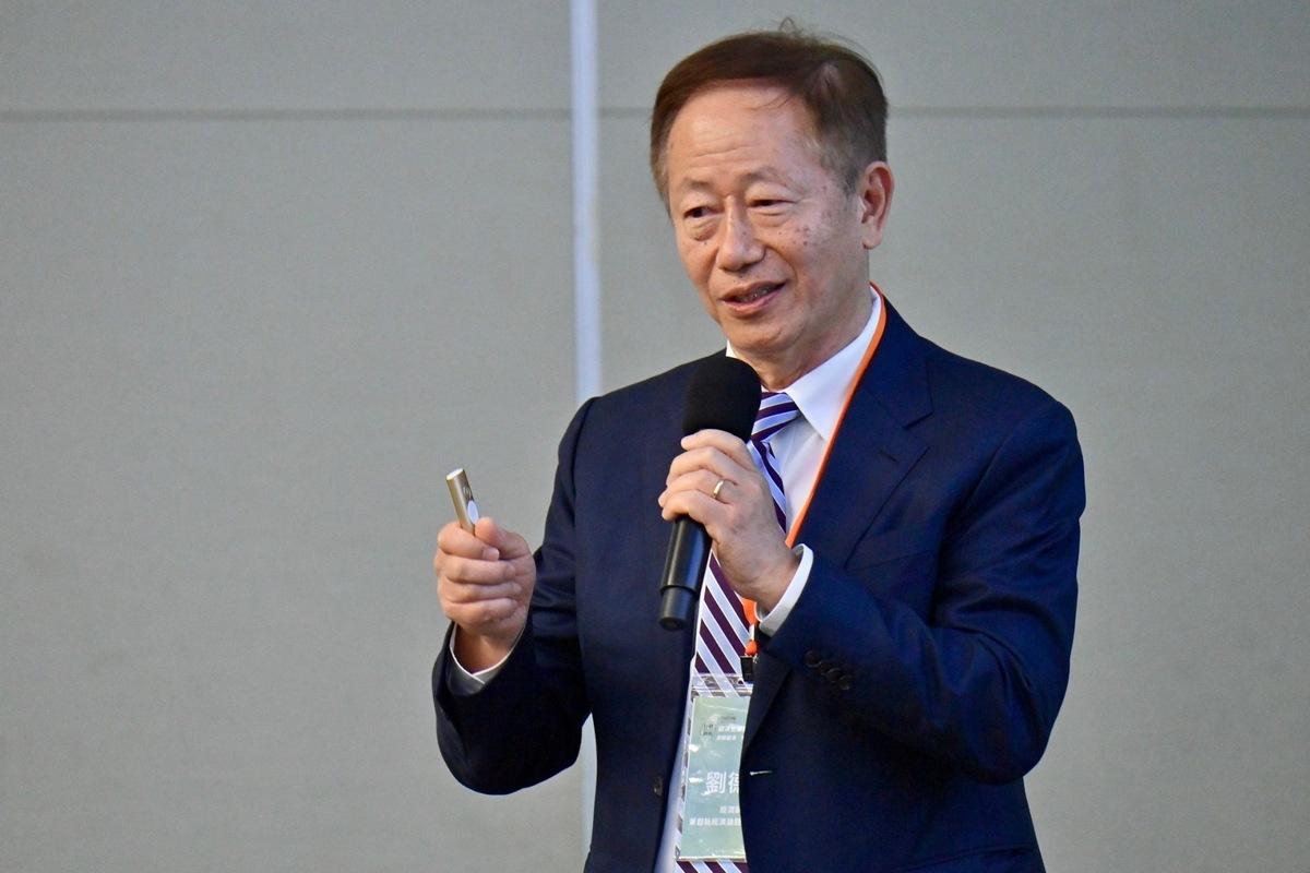 行政院經濟發展委員會今（3）日召開首次顧問會議，邀請共同召集人、前台積電董事長劉德音發表專題演講。 圖：行政院提供