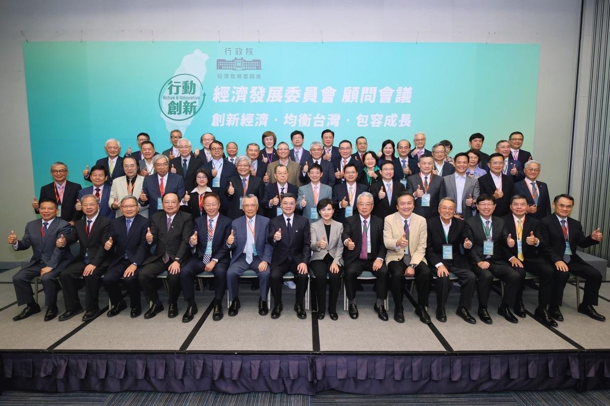 行政院經發會經濟顧問和卓榮泰院長和鄭麗君副院長合影。 圖：行政院提供