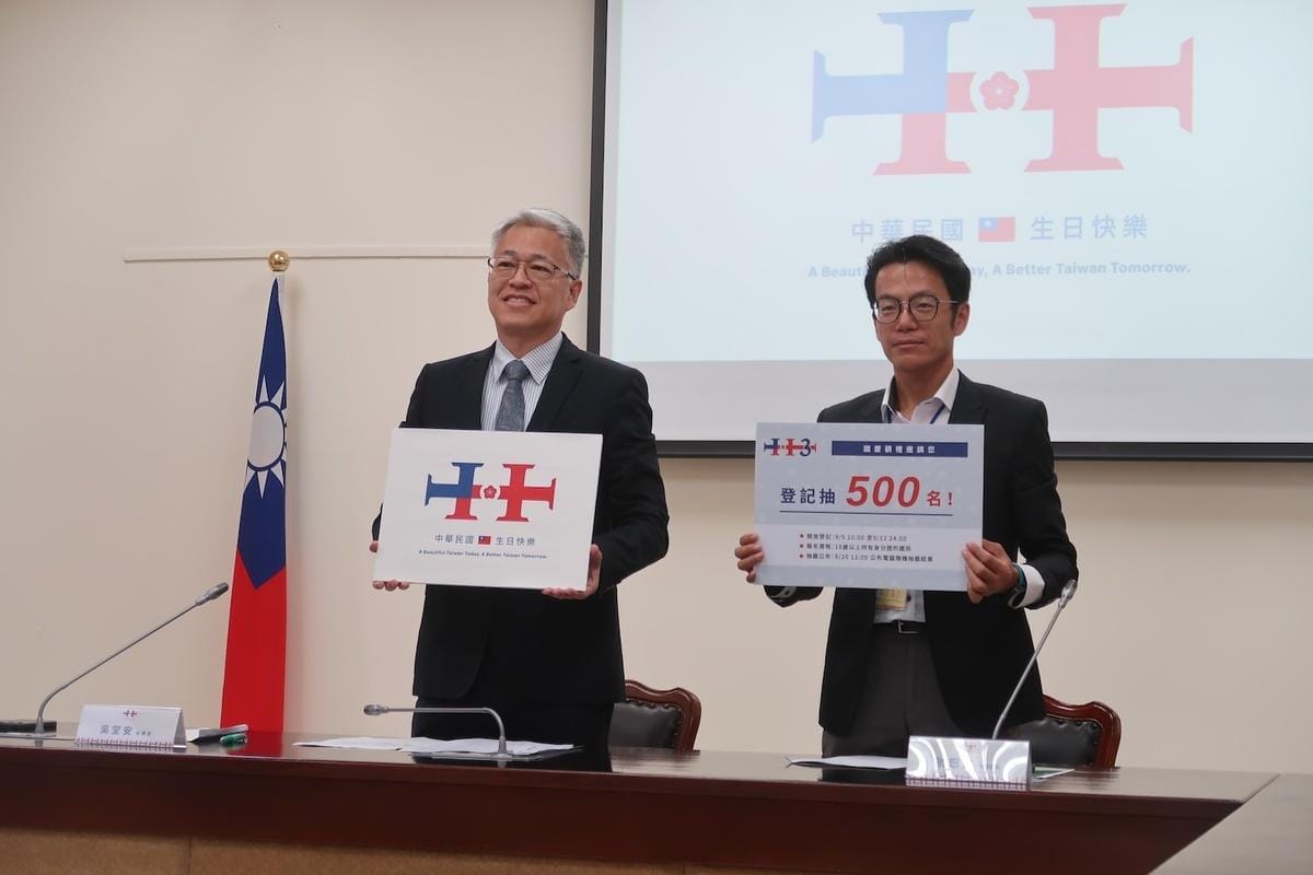國慶慶籌會秘書長吳堂安(左）與大會處處長虢恕仁 圖：林朝億/攝