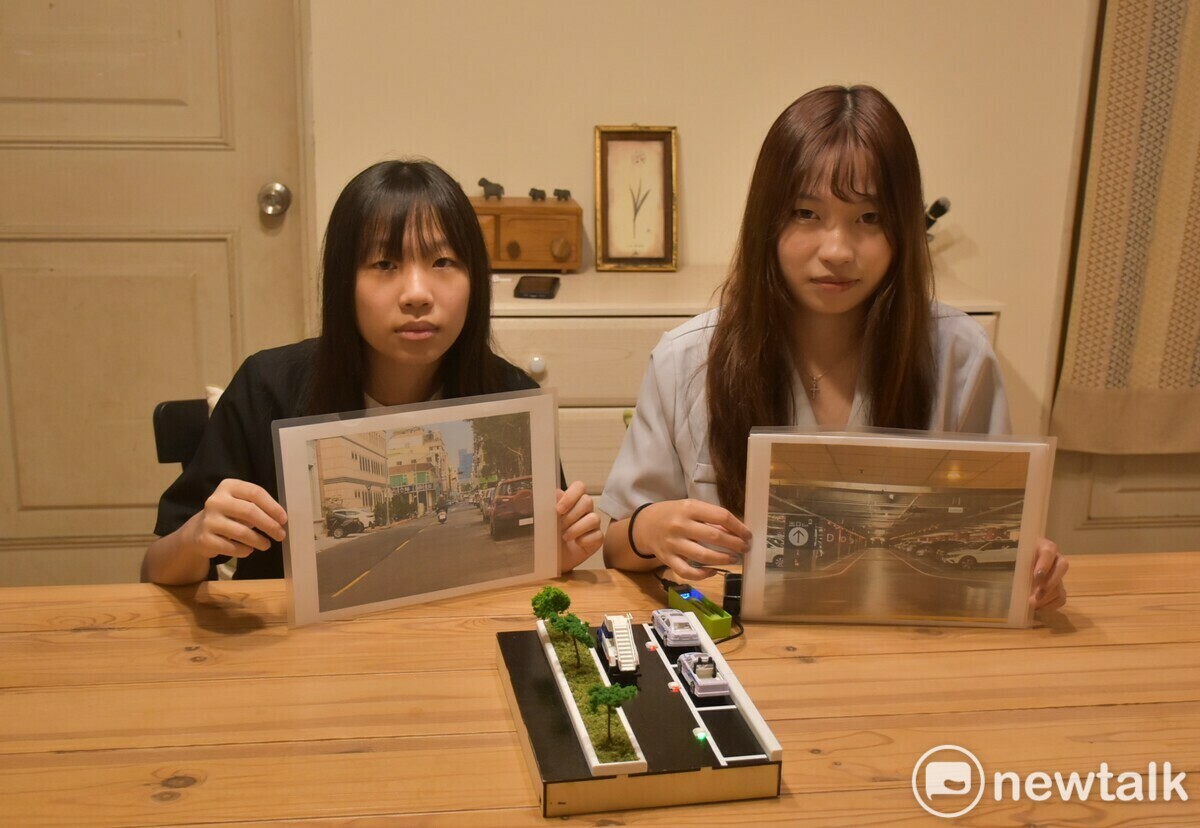 李黛(右)和李誼姍(左)發明的路邊停車格輔助識別系統申請到國家專利。 圖：孫家銘攝