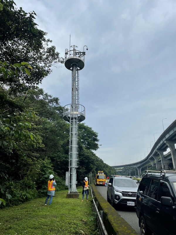 既設CCTV 14米桿上建置自動氣象站。 圖：交通部高速公路局／提供
