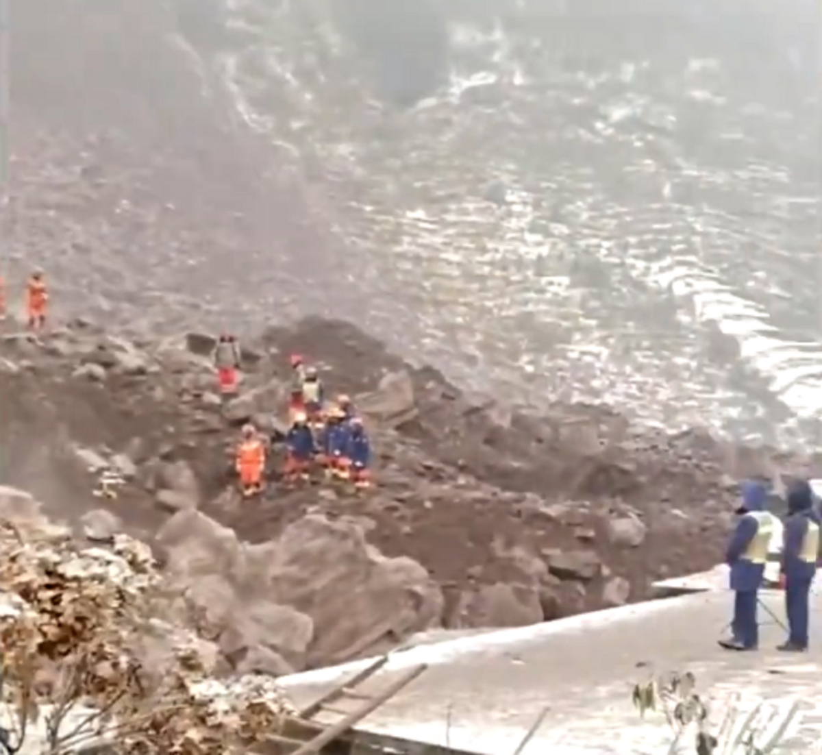 遼寧建昌縣 8 月底發生洪災，對此中國通報 10 人因洪水死亡，但最近陸續挖出至少 100 多人。 圖：翻攝自羅翔 X 帳號