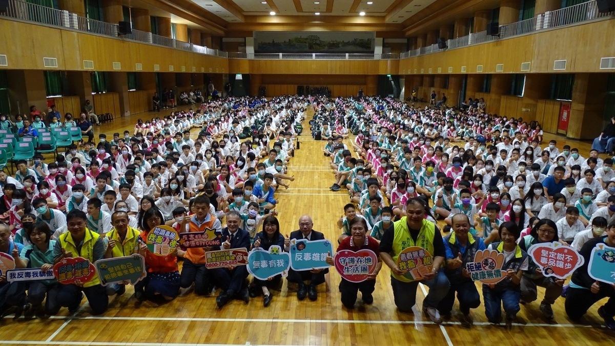為強化青少年及校園的防毒宣導，高雄市政府毒品防制局選在新學期的開始，邀請紙風車青少年反毒戲劇列車進行校園巡演，讓學童有個歡樂的開學收心操並學習防毒知能。 圖: 高市府毒品防制局/提供