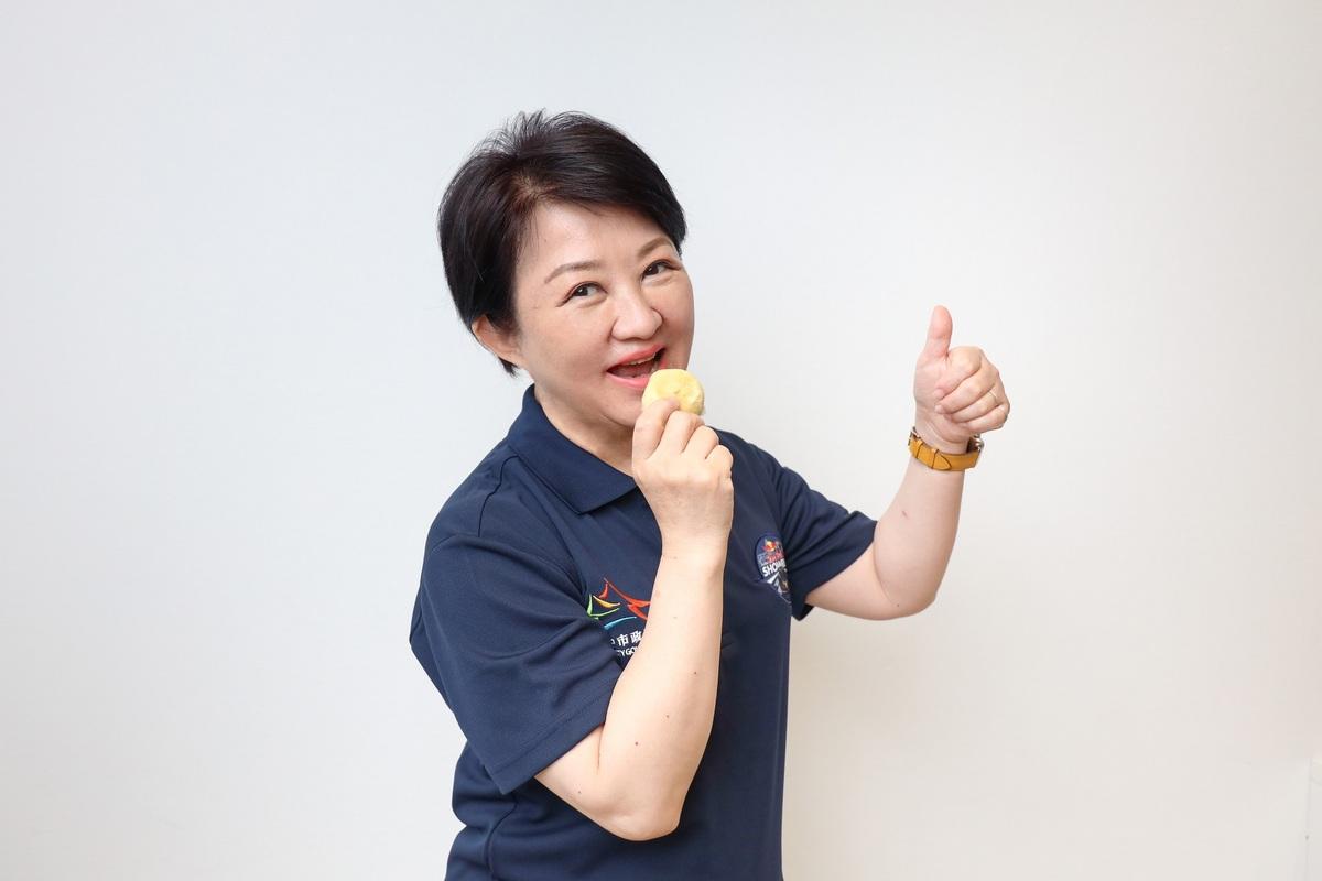 盧秀燕拍影片推薦13家身障團體中秋月餅和手工皂。 圖：台中市政府/提供