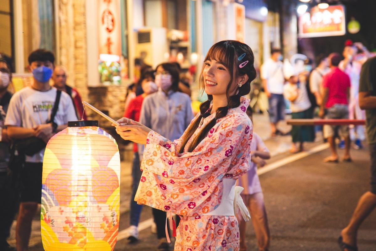 「2024臺南關子嶺溫泉美食節」即將邁入第20年，活動訂於9月21日至10月20日熱鬧登場。每年開幕最受歡迎「不動明王夜祭巡行」，自9月5日上午9點起開放網路報名，名額有限，歡迎有興趣的民眾搶先報名來參加。 圖：台南市政府提供
