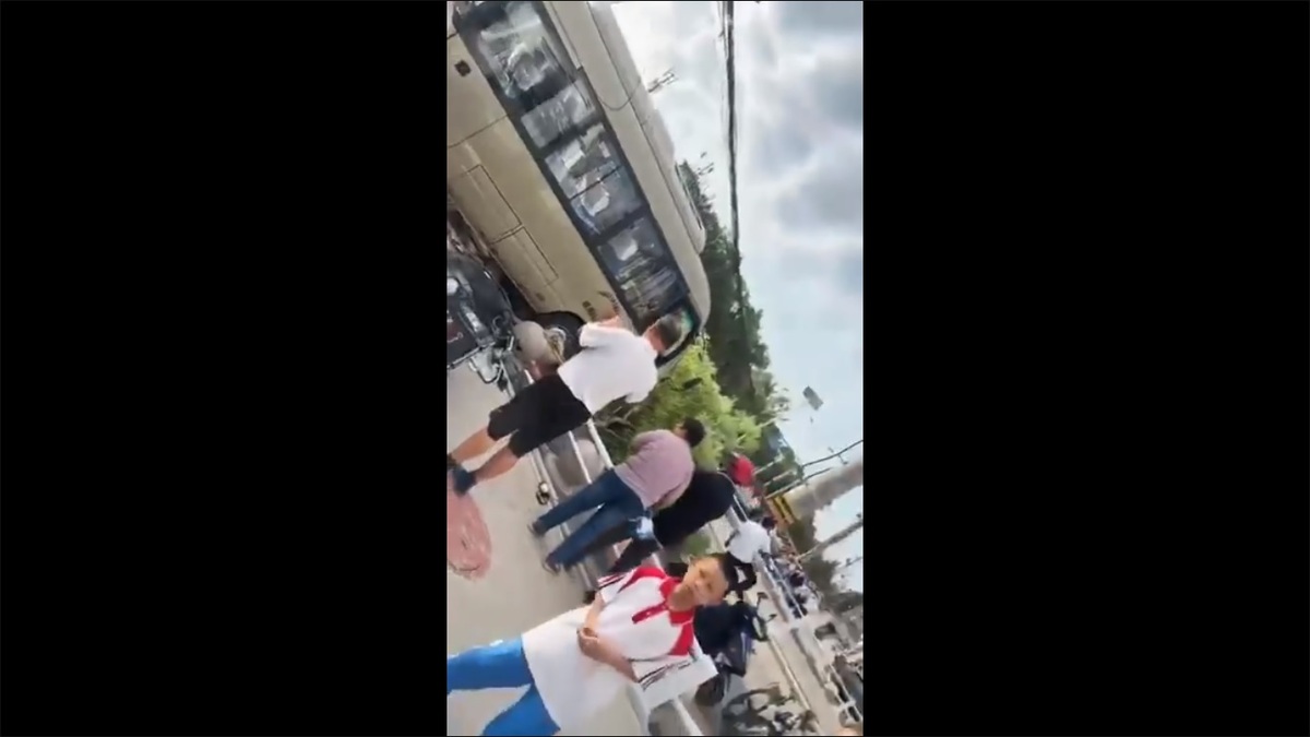 山東省泰安市東平縣今日( 3 日)上午發生一起嚴重車禍事故，一輛接送學生的小型巴士朝著人群衝撞，一共導致 11 死 13 傷。 圖：擷取自 @xinwendiaocha X 帳號