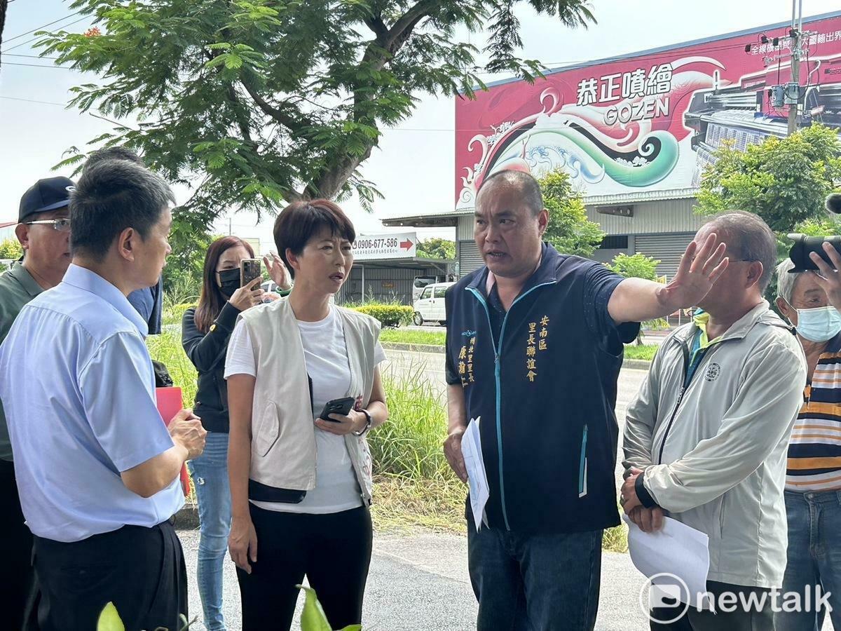 台南市安南區州北里北安路四段旁水圳周遭長期雜亂不堪，不僅嚴重破壞門面，也影響居民生活環境。立法委員陳亭妃偕同州北里長康瀚仁邀集農業部農田水利署嘉南管理處副處長黃錦文至現場會勘，爭取水圳綠美化建設。 圖：黃博郎／攝