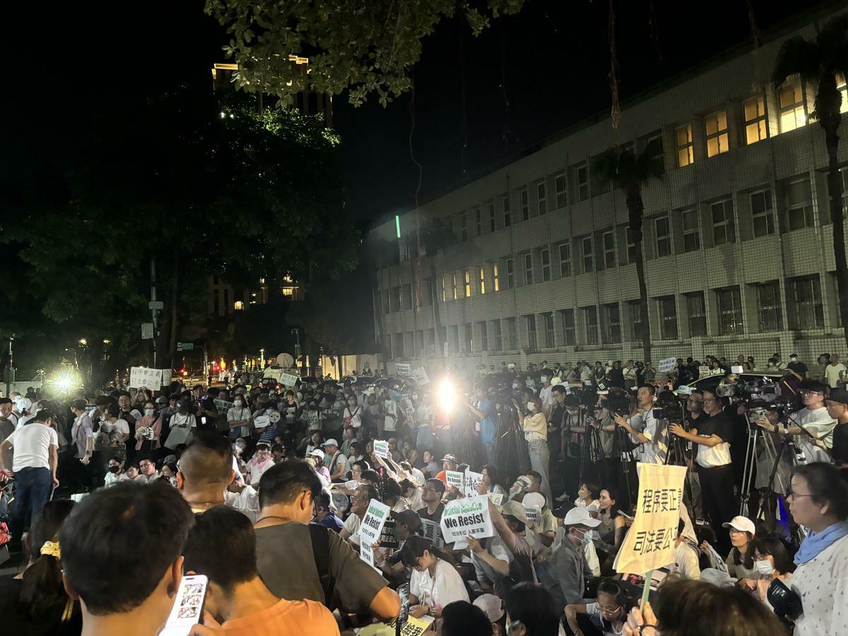 北院晚上召開羈押庭審理柯文哲，小草前往北院門口集結聲援阿北。 圖：詹家威/攝