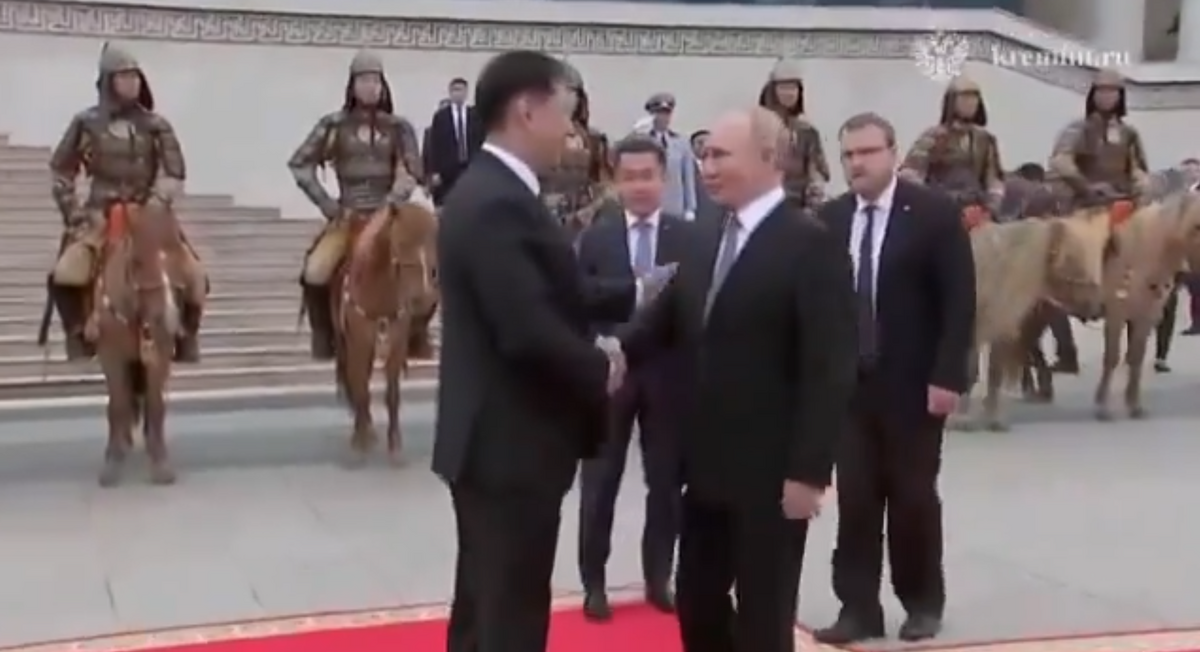 俄羅斯總統普丁今（3）日拜訪蒙古。圖為普丁與蒙古總統呼日勒蘇赫握手。 圖：翻攝自克里姆林宮