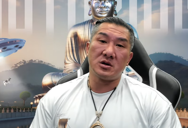 館長2日晚上開直播嗆聲，如果北檢敢再押柯文哲，他絕對會號召十倍、百倍人去堵北檢門口。 圖翻攝自館長惡名昭彰YT