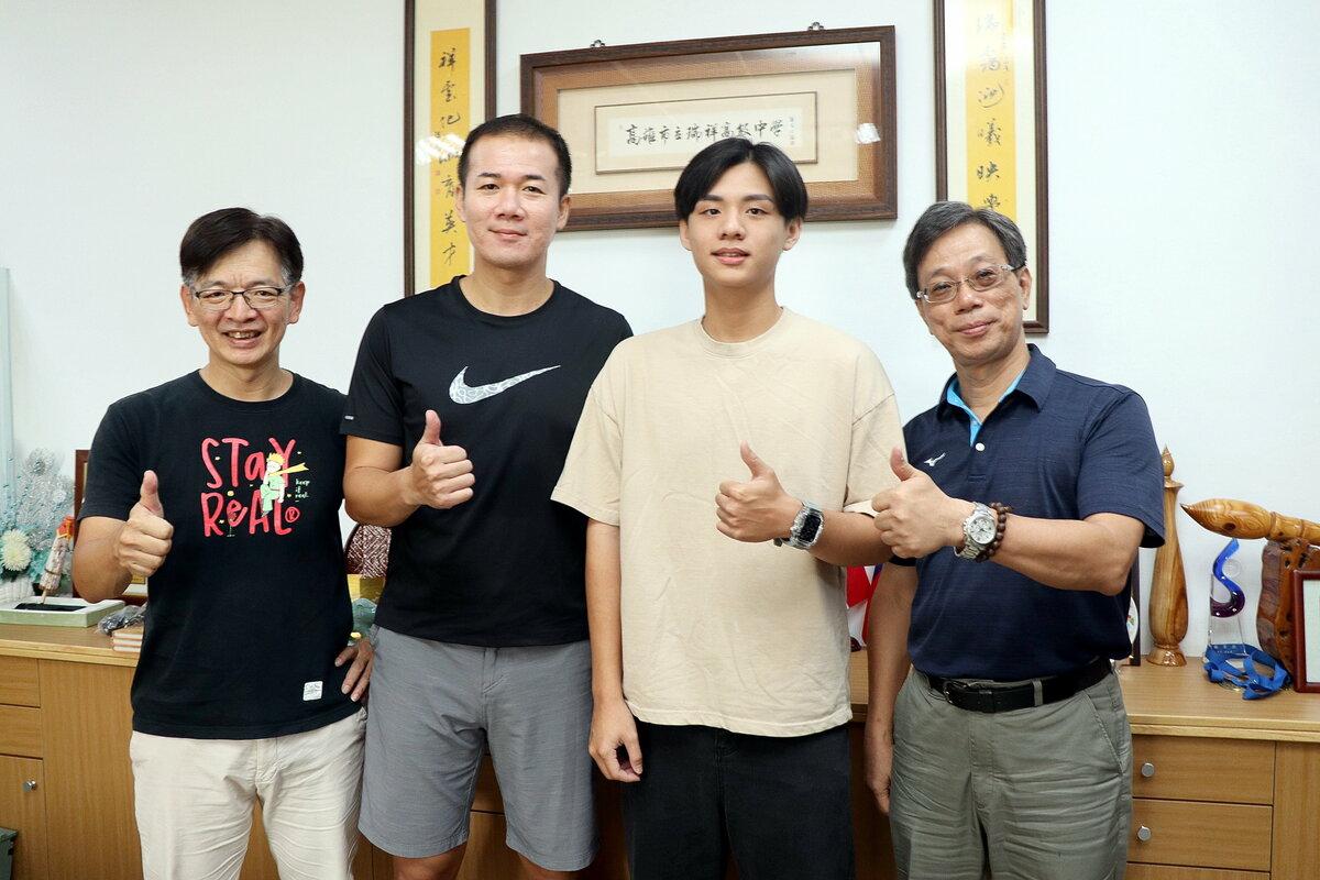 瑞祥高中體育班畢業生林廷祐(右二)考上成大法律系。校長莊瑞當(右一)、導師兼排球教練鐘嘉祥(左二)與瑞祥高中秘書馬向忠(左一)大為嘉許。 圖：高雄市教育局提供
