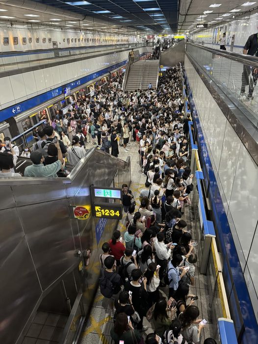 今(4)日一早正逢上班通勤時間，北捷板南線卻發生狀況，造成旅客擠滿月台。 圖：翻攝自我是板橋人臉書