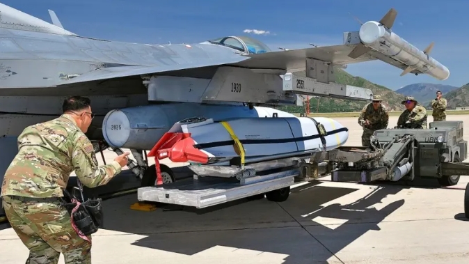 安裝在F-16上的JASSM賈斯姆導彈。 圖 : 翻攝自環球時報
