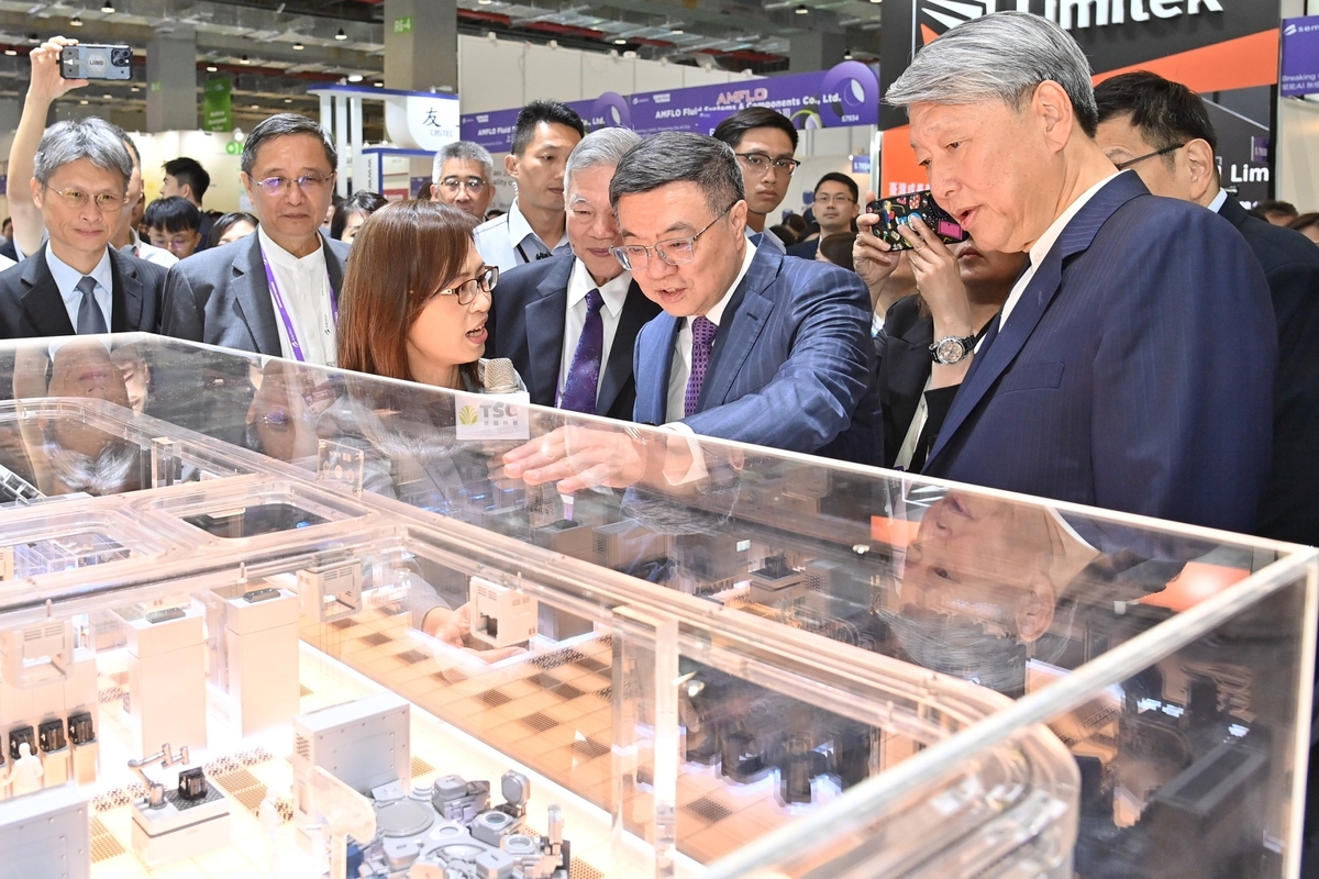 行政院長卓榮泰今（4）日出席「SEMICON Taiwan 2024國際半導體展」開幕典禮，圖右為經濟部長郭智輝。 圖：行政院提供