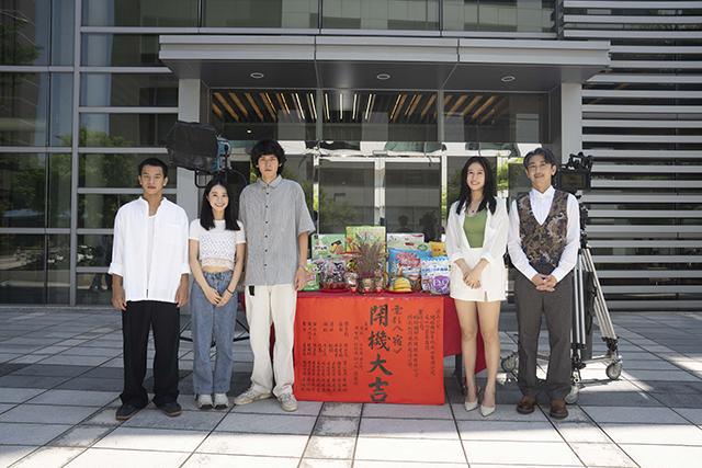 本片集結金馬獎女配角方志友(右二)與《角頭》系列億萬男星施名帥(右一)以及新生代演員黃聖球(中)、許莉廷(左二)、陳泰河(左一)等演員，共同打造全新類型的飯店恐怖電影。 圖：網銀國際影視／提供