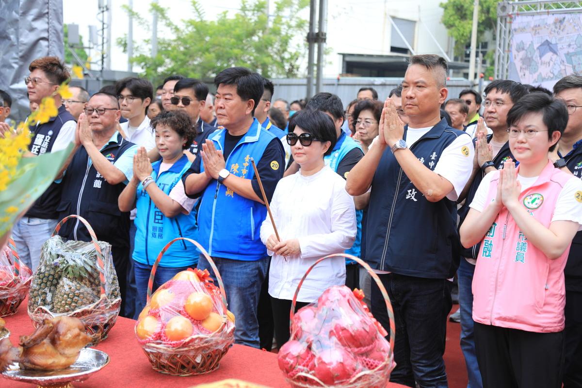 台中市議員陳俞融（右一）出席動土典禮，她批評盧秀燕市長若重視居住正義，應檢視區域比例失衡，提高執行力，而非一再自誇社宅數量達標。 圖：台中市政府/提供