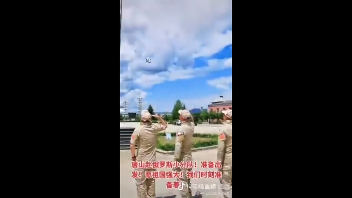 近期有越來越多中國士兵，選擇前往俄羅斯接受軍事訓練，並在烏克蘭戰場上為俄羅斯作戰。圖為三位即將前往俄羅斯的河北省唐山市士兵。 圖：擷取自 @DXDWX999 X 分享影片