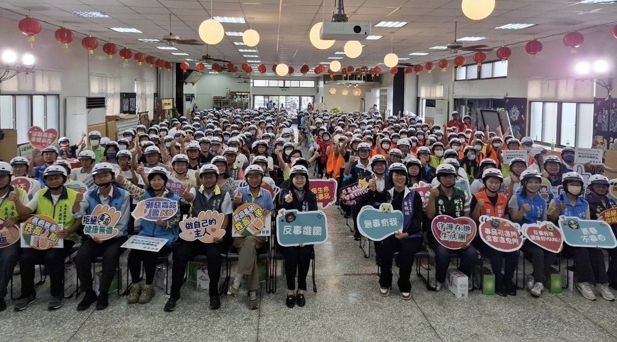 高雄市政府毒品防制局「里辦毒品防制關懷站」推進梓官區、彌陀區及永安區。關懷站啟動儀式，3區長、33里長、400里長熱情參與。 圖：高雄市毒防局提供