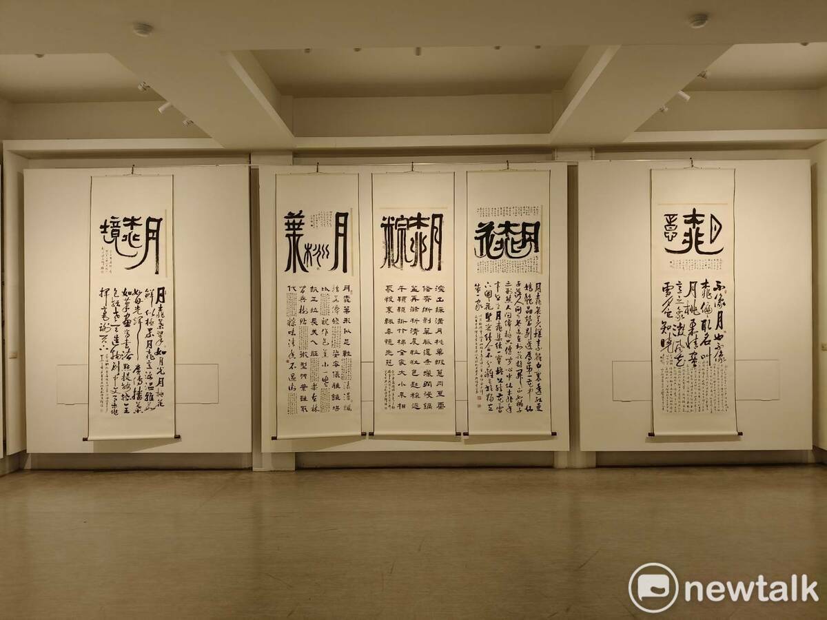 書法名家陳政見出身以辦桌文化聞名的高雄內門，他的書藝底蘊深厚、博涉各體、章法巧思、變化多元，有如一身絕技的辦桌大師，以筆墨精妙調理出一道道膾炙人口的佳餚。在書藝界殷殷期盼下，陳政見訂於9/5至9/26在明宗書法藝術館隆重舉辦「陳政見生活書藝創作展」。 圖：黃博郎／攝