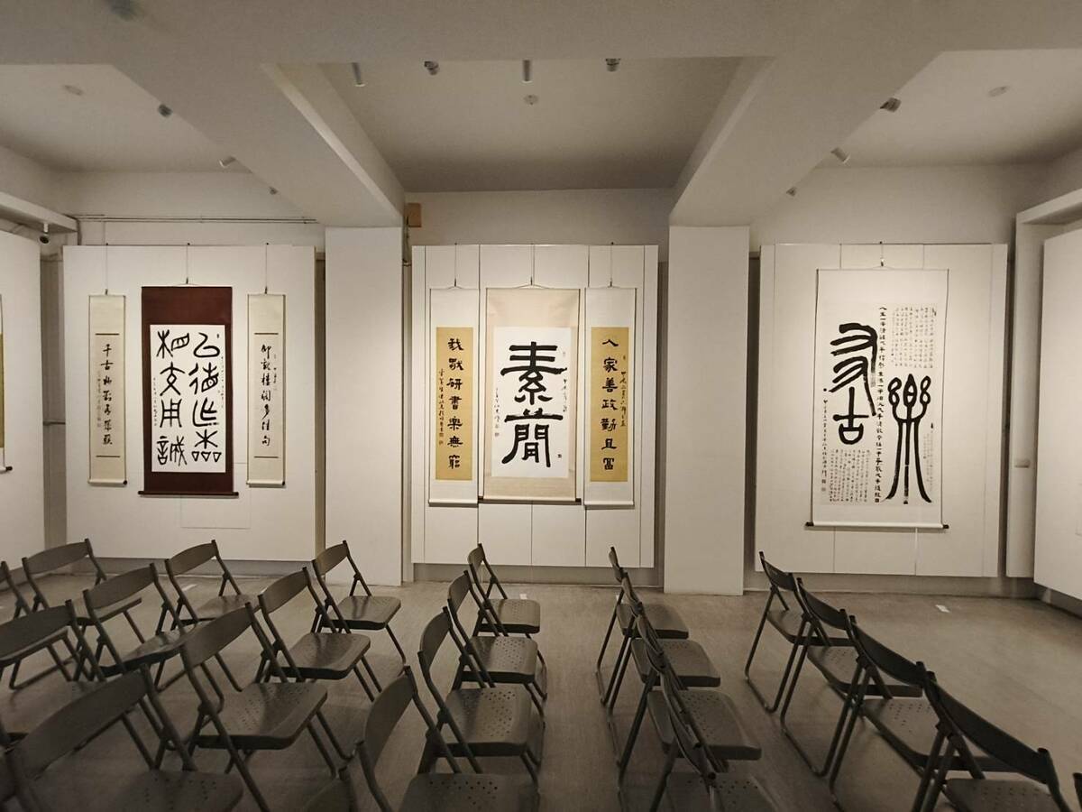 書法名家陳政見出身以辦桌文化聞名的高雄內門，他的書藝底蘊深厚、博涉各體、章法巧思、變化多元，有如一身絕技的辦桌大師，以筆墨精妙調理出一道道膾炙人口的佳餚。在書藝界殷殷期盼下，陳政見訂於9/5至9/26在明宗書法藝術館隆重舉辦「陳政見生活書藝創作展」。 圖：黃博郎／攝