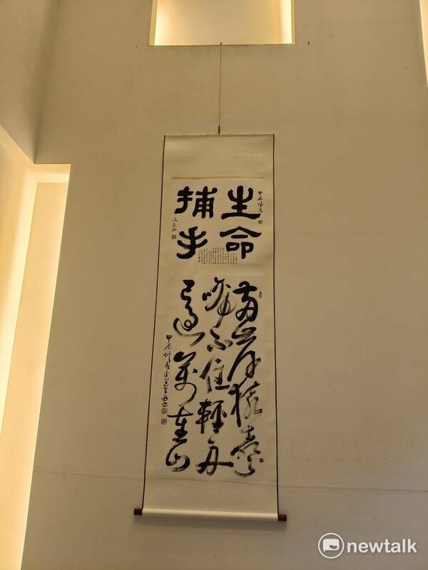 書法名家陳政見出身以辦桌文化聞名的高雄內門，他的書藝底蘊深厚、博涉各體、章法巧思、變化多元，有如一身絕技的辦桌大師，以筆墨精妙調理出一道道膾炙人口的佳餚。在書藝界殷殷期盼下，陳政見訂於9/5至9/26在明宗書法藝術館隆重舉辦「陳政見生活書藝創作展」。 圖：黃博郎／攝