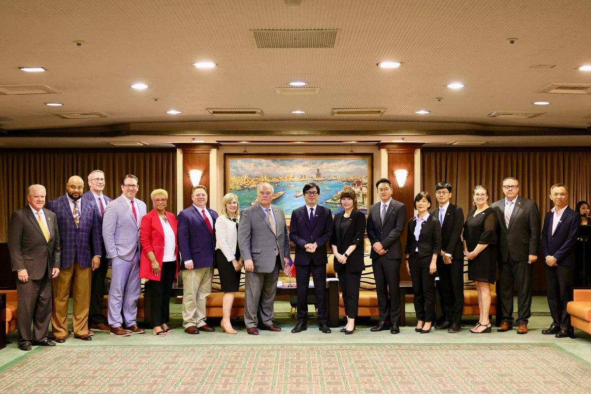 美國東南地區六州參眾議員一行10人拜會高雄市政府。 圖：高雄市行國處堤供